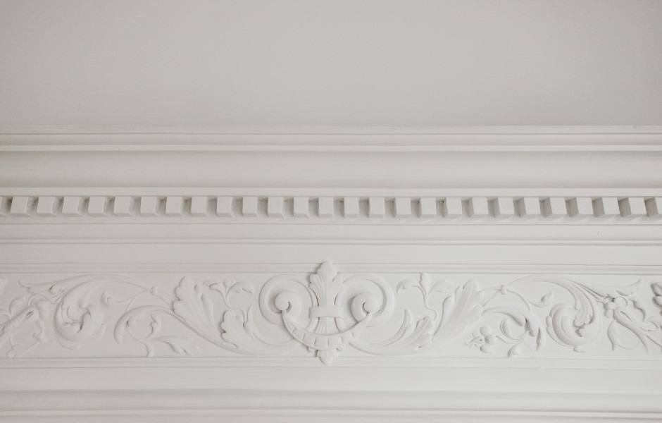 Image of a white wall with decorative Victorian-style ornate crown molding.