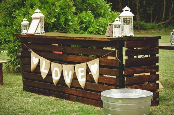 Easy DIY outdoor bar for your yard!