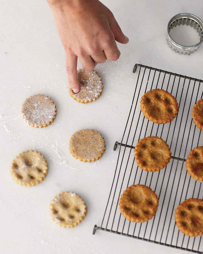 These biscuits look adorable - they're perfect to gift your dog-lover friend too!