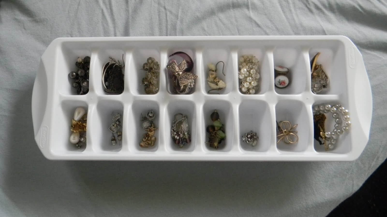 DIY earring organizer for bedroom remodeling ideas