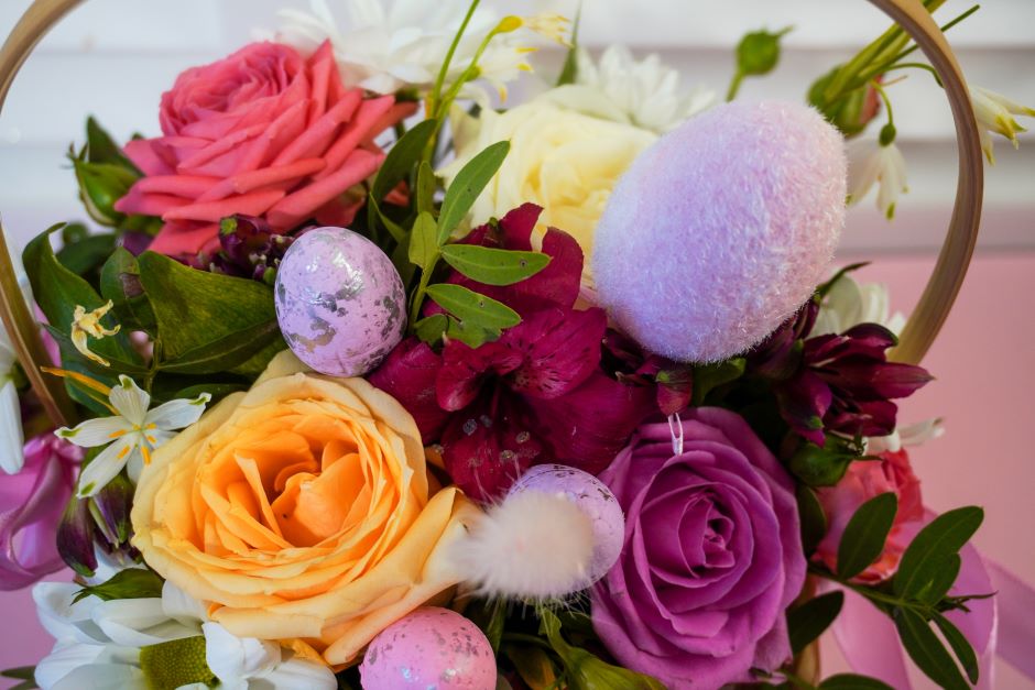 Flower basket decorated with flower ornaments