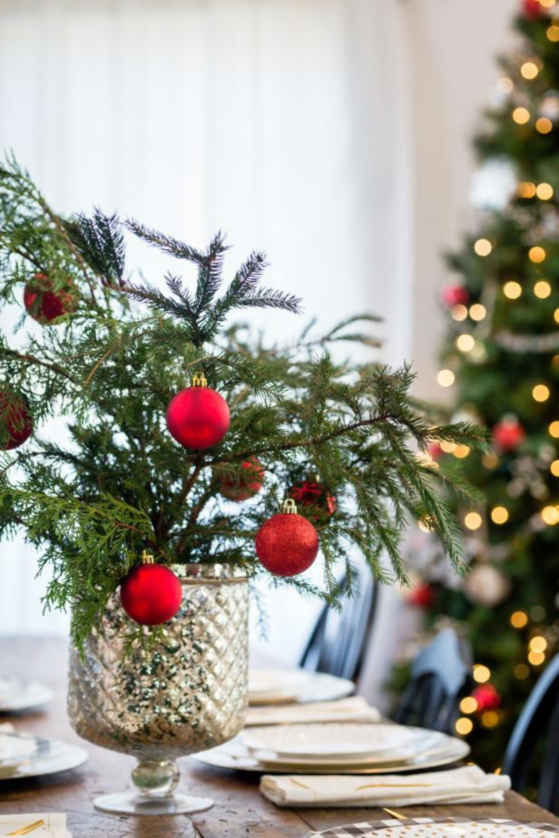 Add tree clippings to your table to create a natural decor! Source: HGTV