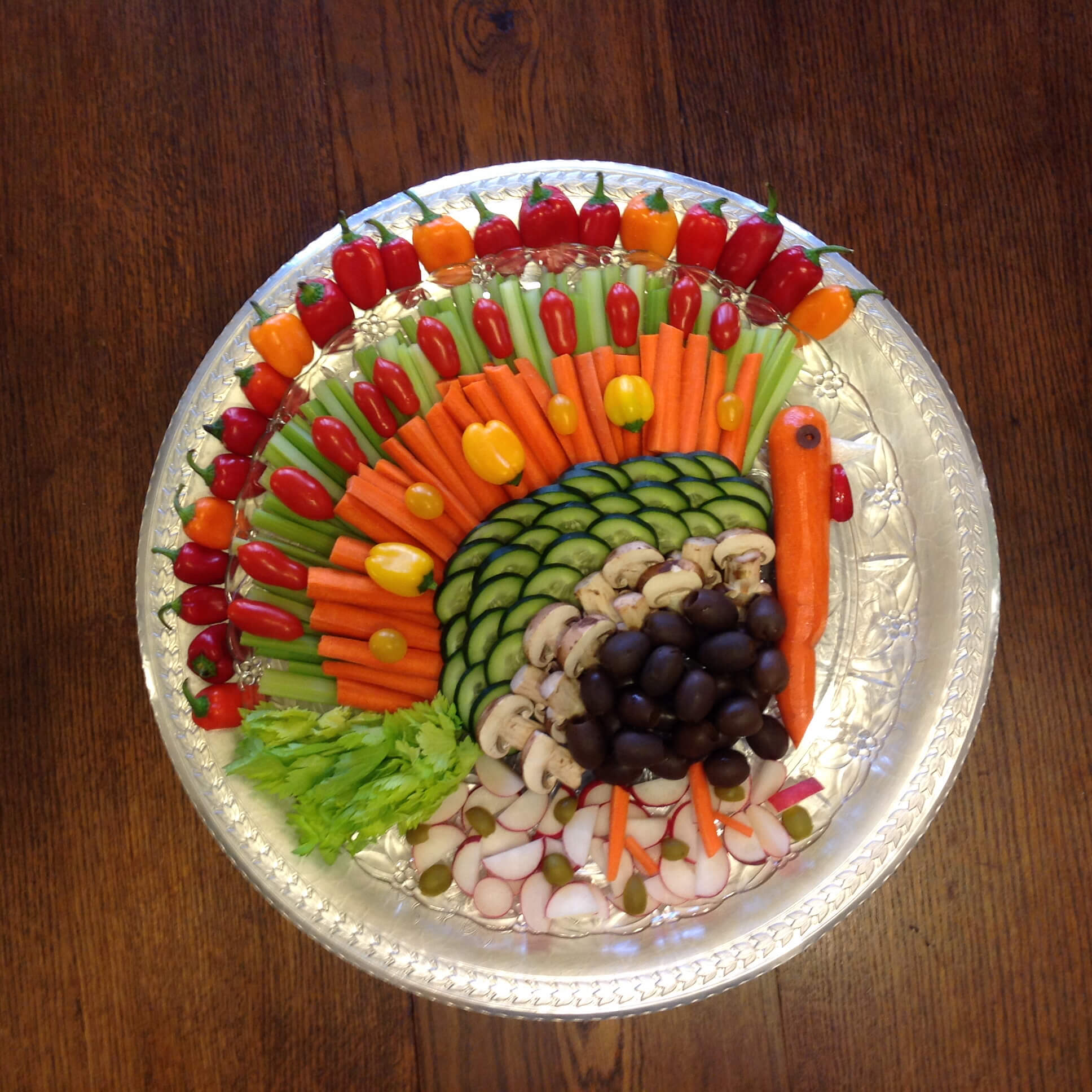 Thanksgiving party platter that looks like a turkey