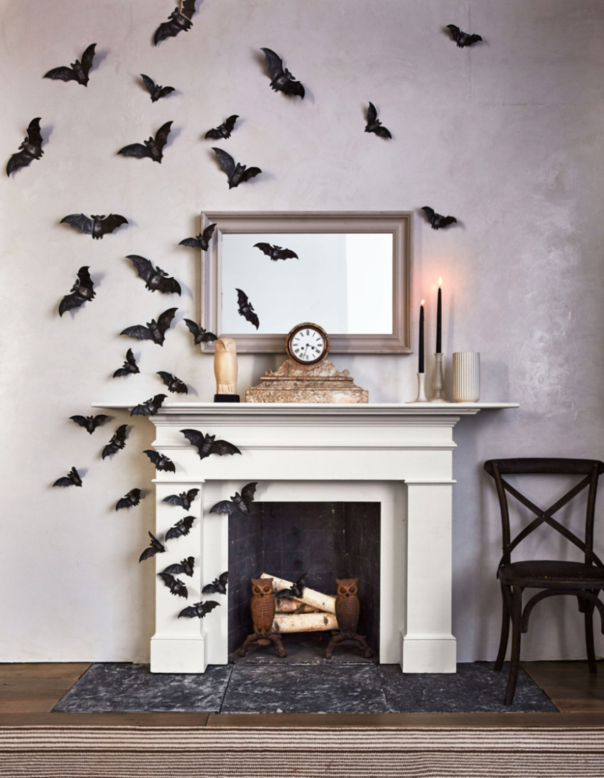 You can make your own bats out of black paper! Source: Camila Decor