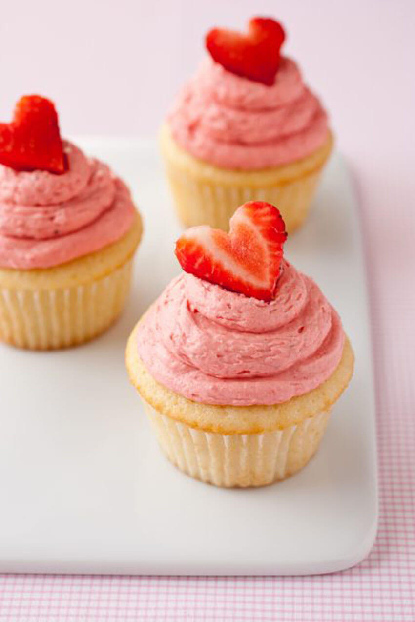 These strawberry heart cupcakes are so adorable!