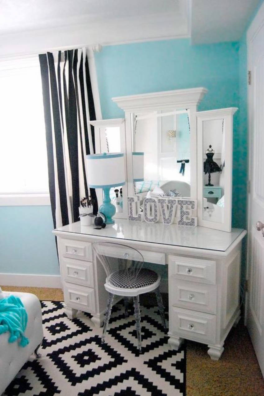 Modern meets vintage - a beautiful vanity table idea!